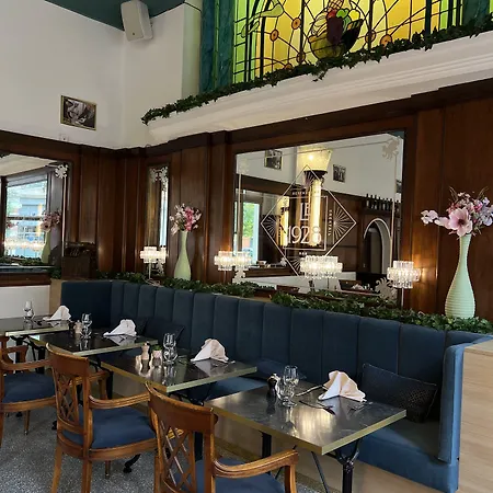 Grand De Hotel